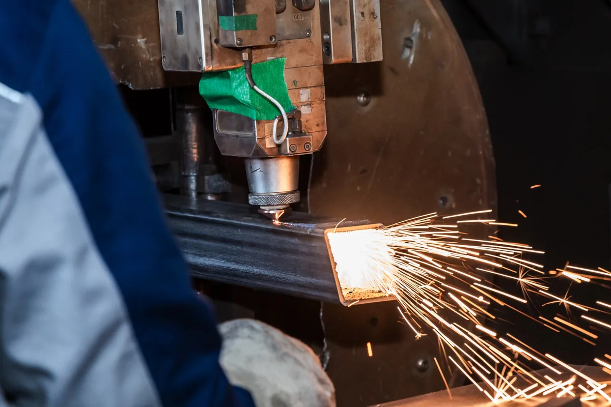 Metal cutting process in the fabrication workshop